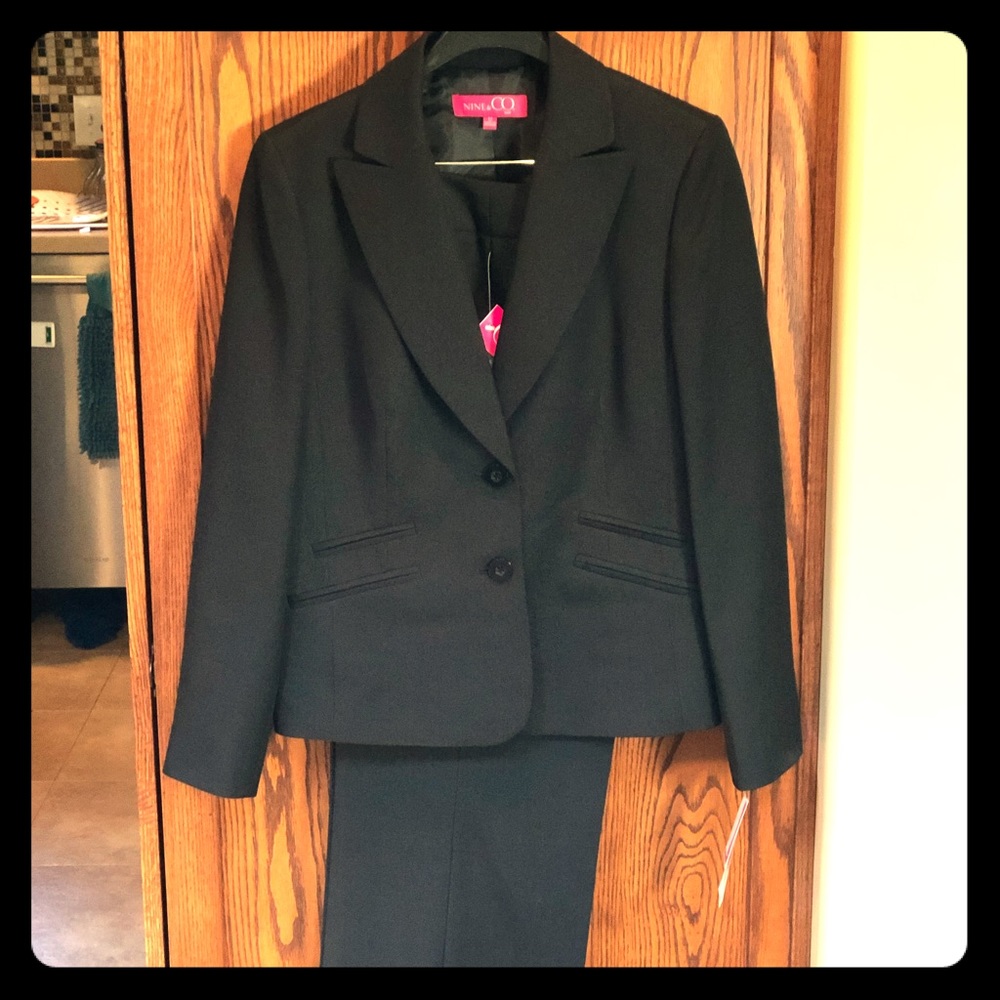 Beautiful NEW Nine & Co. Black pantsuit, size 12